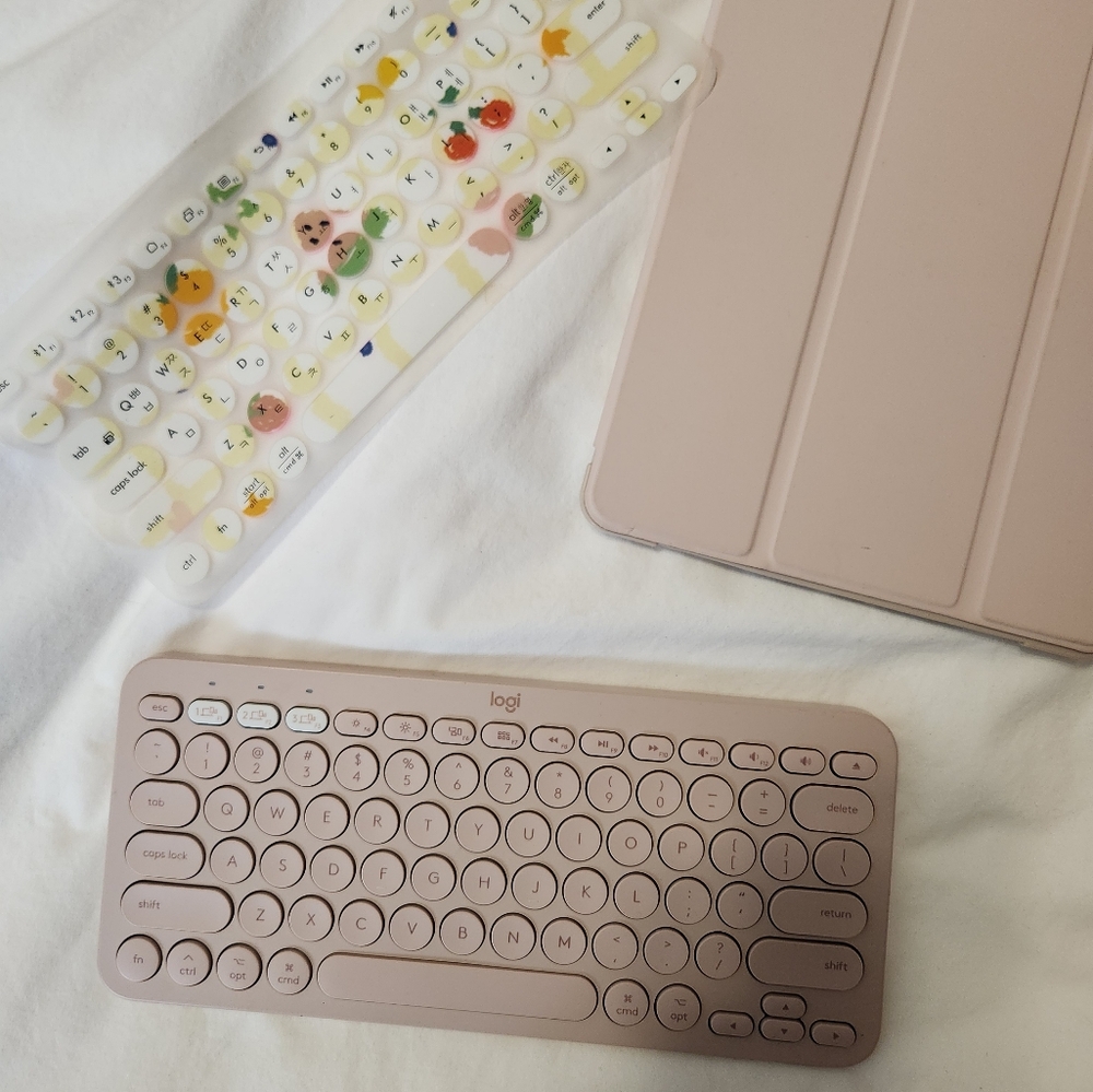 Logitech Wireless Keyboard and IPAD Case - Picture 5 of 8